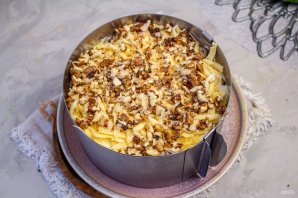 Салат с копченой курицей, черносливом и грецкими орехами Салат с копченой курицей, черносливом и грецкими орехами