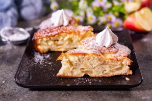 Шарлотка с яблоками и корицей