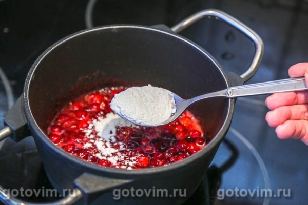 Пирог-плетенка с клюквой