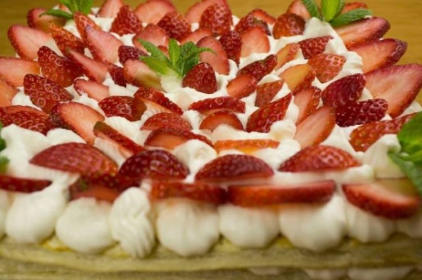 Клубничный торт из слоеного теста со взбитыми сливками Клубничный торт из слоеного теста со взбитыми сливками