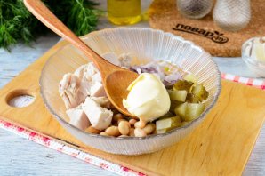 Салат с курицей, фасолью и солеными огурцами Салат с курицей, фасолью и солеными огурцами