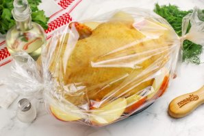 Утка в рукаве с яблоками Утка в рукаве с яблоками