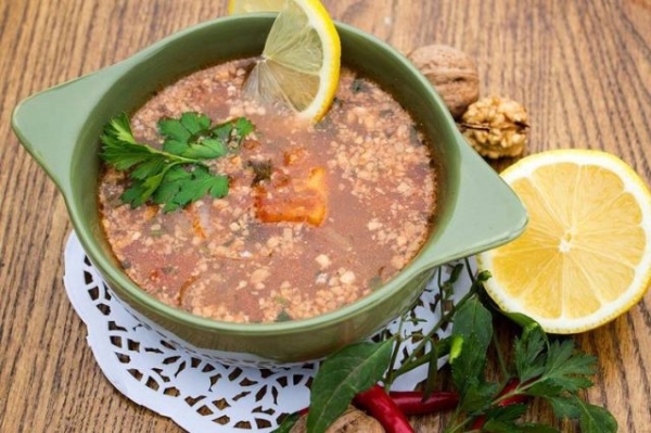 Грузинский суп харчо в казане на костре Грузинский суп харчо в казане на костре