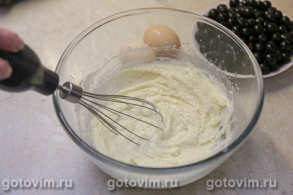 Пирог с черной смородиной и гранулированным сахаром Пирог с черной смородиной и гранулированным сахаром