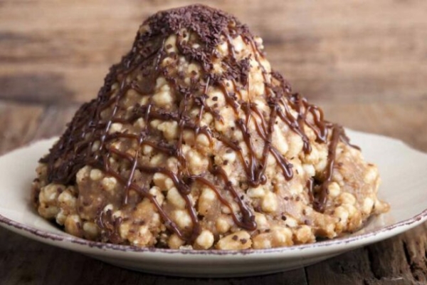 Торт «Муравейник» из печенья и сгущенки с грецкими орехами Торт «Муравейник» из печенья и сгущенки с грецкими орехами