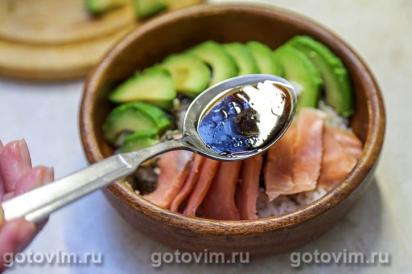 Поке с красной рыбой и авокадо