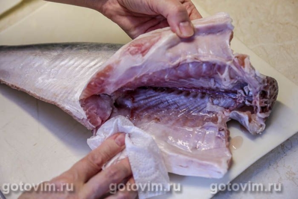 Пангасиус в духовке, запеченный целиком с лимоном и зеленью Пангасиус в духовке, запеченный целиком с лимоном и зеленью