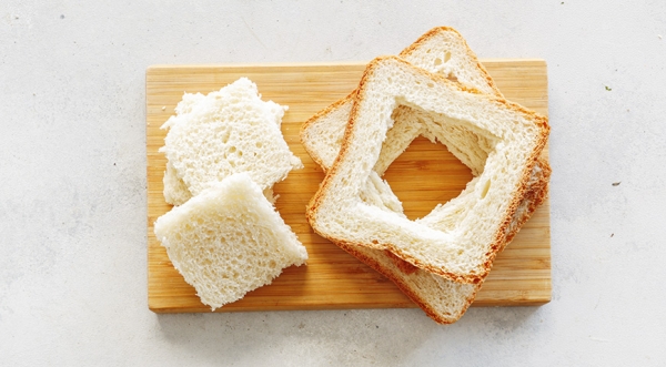 Яичница в хлебе на сковороде с колбасой и сыром, пошаговый рецепт с фото на 836 ккал Яичница в хлебе на сковороде с колбасой и сыром, пошаговый рецепт с фото на 836 ккал