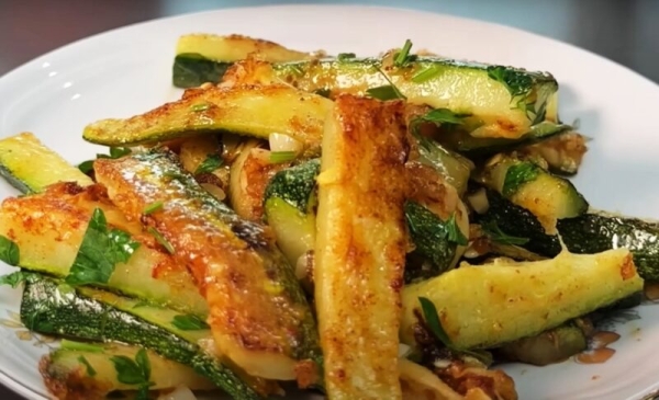 Невероятно вкусно и просто. Жареные кабачки с чесноком – идеальная закуска для дружеских посиделок Невероятно вкусно и просто. Жареные кабачки с чесноком – идеальная закуска для дружеских посиделок