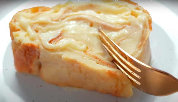 Просто выливаю тесто на противень. Проще рецепта не придумаешь: вкусный рулет с заварным кремом Просто выливаю тесто на противень. Проще рецепта не придумаешь: вкусный рулет с заварным кремом