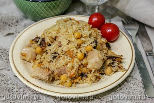 Плов со свининой, нутом и черносливом в мультиварке