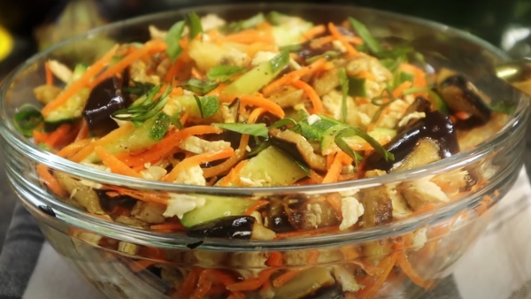 Салат «Золотой Цыпленок» — всего 4 ингредиента. Сытный и вкусный рецепт без хлопот