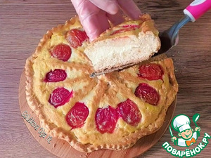 Пирог с творожной начинкой и сливой