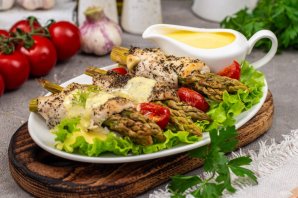 Куриные грудки со спаржей под голландским соусом Куриные грудки со спаржей под голландским соусом