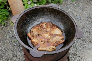 Куриные окорочка в казане на костре Куриные окорочка в казане на костре