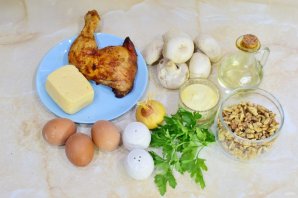 Слоёный салат с копчёной курицей