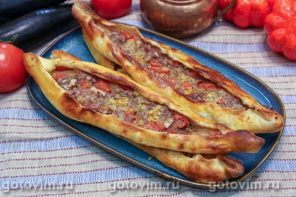 Турецкая лепешка пиде с фаршем (Kiymali Pide)
