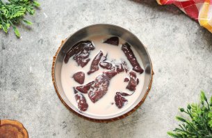 Говяжья печень, тушенная в сметане Говяжья печень, тушенная в сметане