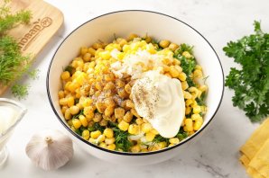 Салат с яйцом, сыром, кукурузой и огурцом