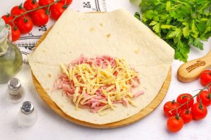 Лаваш с колбасой и сыром Лаваш с колбасой и сыром