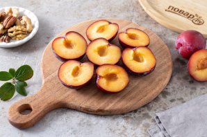 Сливы запеченные в духовке с орехами Сливы запеченные в духовке с орехами