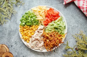 Салат "Королевский" с курицей и кукурузой Салат "Королевский" с курицей и кукурузой