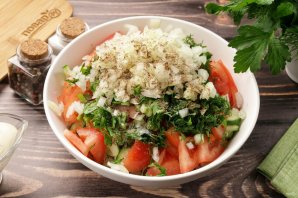 Салат с курицей, помидором и огурцом Салат с курицей, помидором и огурцом