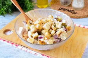 Салат с курицей, фасолью и солеными огурцами Салат с курицей, фасолью и солеными огурцами