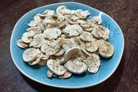 Салат из свежих шампиньонов с помидорами черри