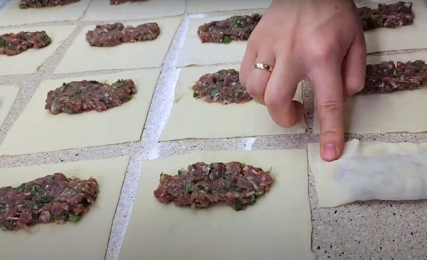 Мука и кипяток. Пирожки из хрустящего тонкого теста: начинка сочная, ароматная и нежная Мука и кипяток. Пирожки из хрустящего тонкого теста: начинка сочная, ароматная и нежная