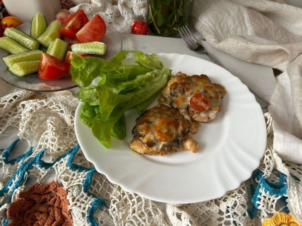 Запеченная куриная грудка с шампиньонами и сулугуни