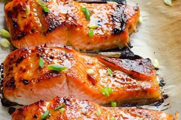 Стейк красной рыбы в фольге с помидорами Стейк красной рыбы в фольге с помидорами