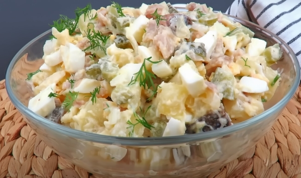 Деревенский салат со скумбрией, который покорит сердце любого — сытно и невероятно вкусно! Деревенский салат со скумбрией, который покорит сердце любого — сытно и невероятно вкусно!