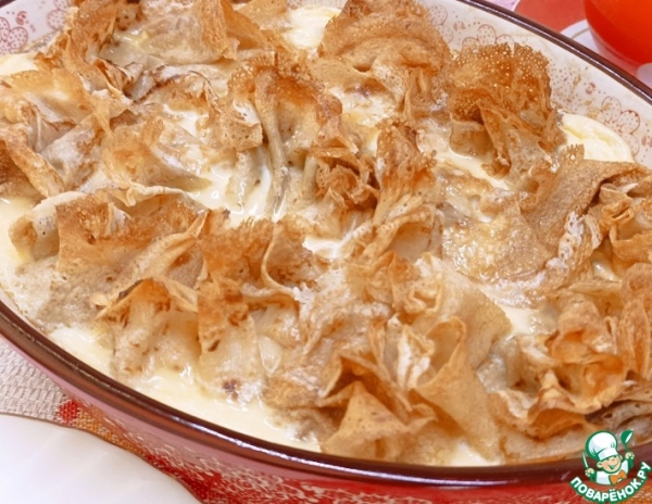 Блинная запеканка с творогом и вишней