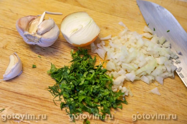 Теплый салат из красной фасоль с рваным мясом и орехами 