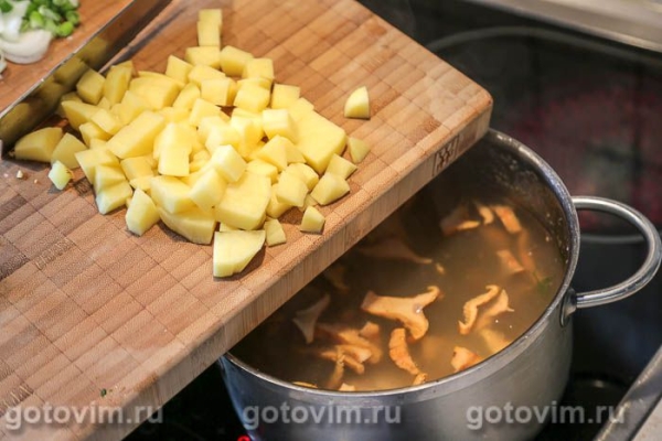 Куриный суп с лисичками и клецками Куриный суп с лисичками и клецками