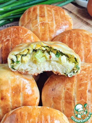 Пирожки с луком, яйцом и фетаксой