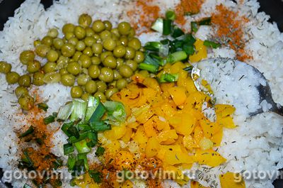 Жареный рис с овощами и яйцом