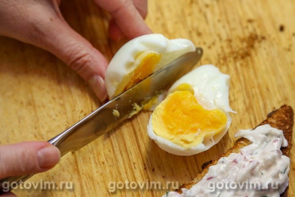Тосты с творожным паштетом с редиской и вареным яйцом Тосты с творожным паштетом с редиской и вареным яйцом