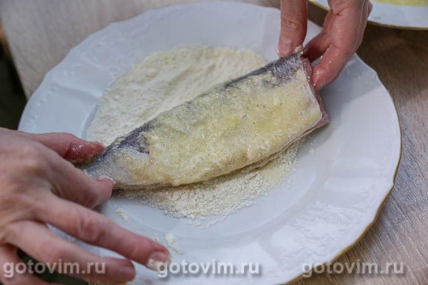 Пелядь, жаренная в панировке с манкой в мультиварке