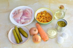 Салат с курицей и опятами