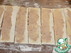 Змейки из слоеного теста с начинкой