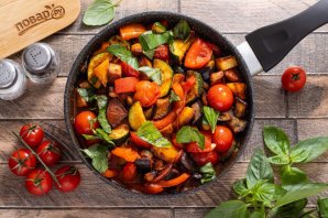 Рататуй с картошкой на сковороде