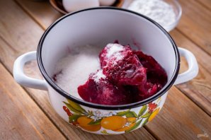 Пирог с замороженной вишней и безе Пирог с замороженной вишней и безе