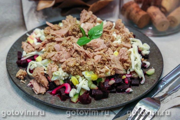 Салат из консервированного тунца со свеклой и плавленым сырком