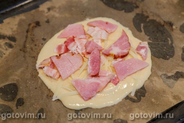 Пицца на кефире с ветчиной, сыром, беконом и помидорами Пицца на кефире с ветчиной, сыром, беконом и помидорами