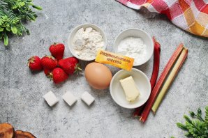 Пирог с клубникой, ревенем и посыпкой Пирог с клубникой, ревенем и посыпкой