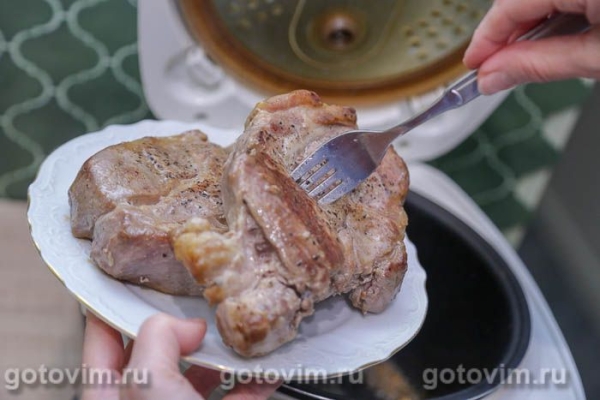Стейки из свиной шеи с виноградом в мультиварке