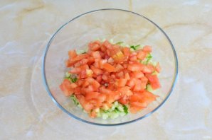 Крабовый салат с помидорами и огурцами Крабовый салат с помидорами и огурцами