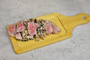 Теплый салат с тунцом